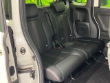 後部座席も気になるようなキズ・汚れやへたり等、大きなダメージはなく、良好な状態です。
