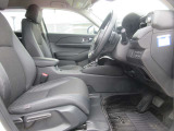 運転席、助手席ともに広々しています。また足元の広さだけでは無く、シートも大きめにしていますので体をしっかりと支え、長時間運転でも疲れが出にくい設計にしています。