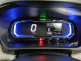 必要な情報がひと目で確認できるレイアウトで、走行中でも視線移動が少なく、初心者の方でも扱いやすいのが魅力です