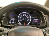 真ん中にスピードメーターを配した、見やすい3連メーターになっています。右側のインフォメーション画面でオドメーターや燃費などの情報を確認できます。