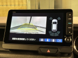 リバースギアに入れるだけで後方の表示へ切り替わります。夜間や雨の日の駐車も楽になりますよ。