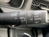 ■オートライト■車外の明るさに応じて、自動的にライトの点灯・消灯をしてくれます。トンネルが続くような道でも、いちいちライトスイッチを操作する必要がありません。消し忘れの心配もありません。
