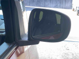見た目が大事!な外装はぴかっとキレイに磨いており、経年のくすみもよみがえっております。ヘッドライトやドア周辺を磨く際にはマスキングテープを使用して保護しながら丁寧に作業をしております。