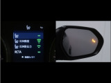 隣車線を走る車両をレーダーで検知し、ドアミラーでは確認しにくい後側方エリアに存在する車両に加え、急接近してくる車両も検知します。車両を検知するとドアミラーに搭載されたLEDインジケーターが点灯します。