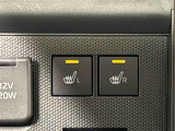 寒い日のドライブを快適にする運転席&助手席シートヒーターが付いてます。その隣にはアクセサリーソケット(12V/120W)も装備されています。
