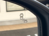 【ブラインドスポットインフォメーション】走行中、ドアミラーの死角になりやすい箇所に後続車が接近するとサイドミラー付近に警告を表示、ドライバーに注意喚起をしてくれます。