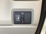 左側電動スライドドアは運転席からでも操作ができるように、ハンドル付近に開閉の操作スイッチが付いています。