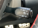 【 クルーズコントロール 】高速道路で便利なクルーズコントロールも装着済み。アクセルを離しても一定速度で走行ができる装備です。加速減速もスイッチ操作でOKです。