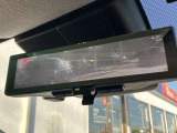 スマートルームミラーが付いております。後席に人が乗車した時や沢山の荷物を積んだ時もバックミラーの視界が遮られる事無く見えるので便利です♪