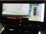 パノラミックビューモニター付きです。車両を上から見たような映像をディスプレイオーディオ画面に表示。運転席からの目視だけでは見にくい、車両周辺の状況をリアルタイムでしっかり確認できます。