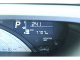 当社の中古車には1年間走行距離無制限の『ロングラン保証』がついています。年式は問わず、全国約5,000ヶ所のトヨタのお店で保証修理を受けることができます。