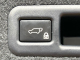 【パワーバックドア】スマートキーや運転席のボタンを押すだけでリアゲートが自動で開閉します!荷物を持っている時や、高い位置にあるバックドアを閉める際に便利な機能です♪