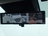 スマートルームミラーがリヤカメラで車両後方の映像ルームミラー表示しをクリアな後方視界を確保してくれます。