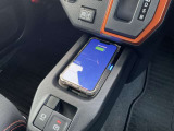QI規格対応スマートフォンのワイヤレス充電器をセンターコンソールに装備。手軽に充電できますね。