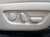 運転席は10Wayの電動シートになっています。ドライバーの体格に合わせたドライビングポジションを設定出来ます。また、2人分のポジションをメモリー出来るのでいつでも自分のポジションに戻せます♪