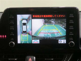 パノラミックビューモニター搭載。カメラで車両周囲の状況を映し出すため、狭い場所での駐車などに役立ちます。