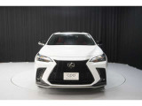エクステリアは、一目でLEXUSとわかるスピンドルグリルを起点に、人が乗るキャビンの前後を大胆に絞り込んだ菱形のボディと力強く張り出したホイールフレアを融合させ、タイヤの存在を強調しています。