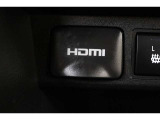 音声と映像が1本のケーブルで伝送できる便利なHDMIを装備しています。iPhoneやスマートフォンの画面と全く同じ画面がカーナビの画面に表示されるので、地図アプリや動画などのミラーリングが可能です。