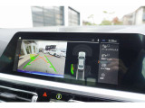 リヤ・ビュー・カメラ(予想進路表示機能付):車両後方の障害物や歩行者をコントロール・ディスプレイに表示。予想進路表示機能により、目標とする駐車スペースに十分な広さがあるか確認することができます。