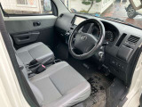 自社整備工場併設! 納車整備からアフターフォローまでお任せください。 車検や定期点検、オイル交換はもちろん、ナビやドラレコ、バックカメラ、ETC等の取り付けも当店にお任せください。