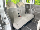 後部座席も気になるようなキズ・汚れやへたり等、大きなダメージはなく、良好な状態です。