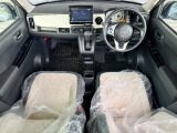 運転席周りです。カップホルダーや小物の収納などは必須ですよね!!使い勝手の良いつくりになっております!!