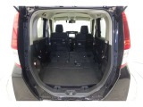 セカンドシートを倒した状態です。セカンドシートは独立可倒、荷物に合わせてラゲッジスペースをアレンジできます。