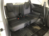 【3列目シート】しっかりした厚みの有るシートになりますので長い時間のドライブでも安心してお乗り頂けます♪