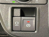 指先だけで簡単に操作が可能な電動パーキングブレーキを採用。「HOLD」スイッチを押すと、渋滞や信号待ちなどでブレーキペダルから足を離しても、ブレーキを保持するので安心です