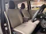 窮屈を感じさせない運転席周りになっています!