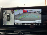上空から見下ろしているかのような映像をディスプレイに映し出し、スムースな駐車をサポートします。画面は「トップビュー」のほか「サイドブラインドビュー」への切り換えが可能。ますます安心です
