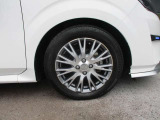 日産純正のアルミホイールが装着されてます。ボディデザインとマッチしておりカッコイイですね。