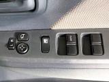 【電動格納ミラー】サイドミラーは電動格納式となっており、狭い駐車場でもキズがつくリスクを抑えられます。