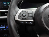 ハンドルから手を離さずにオーディオの操作ができるステアリングスイッチを装備。わき見運転の防止にもなり安全運転に貢献します。