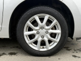 【15インチアルミホイール】外観にマッチしたアルミホイールを装着しております。各種アルミホイールや、スタッドレスタイヤも取扱いしております。是非ご相談ください♪