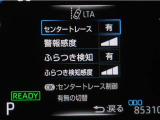 レーンディパーチャーアラートとは車線、又は走路からの逸脱の可能性を警告すると共に、車線、又は走路からの逸脱を避けるためのハンドル操作の一部を支援する機能です。詳細は販売店スタッフまでお尋ね下さい。