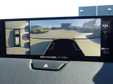 【360&deg;ビューモニター】シースルービューでさらに移せる範囲が広くなってます。駐車が苦手な方も、これがあれば安心です!狭い駐車場や花壇などがあって心配な駐車シーンでも、死角がなく安全が確保できます♪