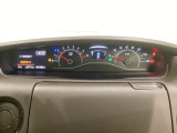 スピードメーターとタコメーターを大きく配した見やすいメーター部になっています。左側のインフォメーション画面でオドメーターや燃費などの情報を確認できます。