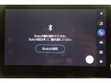 Bluetooth機能搭載。車とスマホやiPhoneをペアリングしておけばハンズフリー電話はもちろん、スマホやiPhone内の音楽を車のスピーカーで流すこともできますよ。