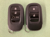 スマートキーを装備しています。鍵を差し込むことなくドアロックの開け閉めと、スタートボタン操作でのエンジンスタートができます。スペアキーも同じものを用意しております。