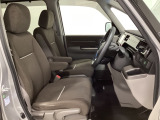 女性でも運転がしやすいように、シートの高さ調整機能(シートリフター)がついています。広い足元にゆったり座れるシートには肘掛も装備しており長距離の運転でも疲れにくいシートです。