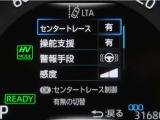 レーンディパーチャーアラートとは車線、又は走路からの逸脱の可能性を警告すると共に、車線、又は走路からの逸脱を避けるためのハンドル操作の一部を支援する機能です。詳細は販売店スタッフまでお尋ね下さい。
