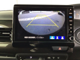【バックカメラ】運転が苦手な方も車庫入れラクラクです!ギアをリバースに入れれば自動的に切り換わりますので、面倒な操作は不要です♪狭い駐車場もお車を傷つけず安心ですね!