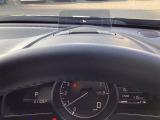 運転視界の遠方上方に虚像を投影することで前を見ながら情報の視認ができます。本当にドライバーが必要な情報を適切に伝え、楽しんで頂くことを考えた新世代装備です。※虚像は1.5m前方に浮かぶイメージです。