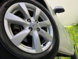 【純正15インチアルミホイール】外観にマッチした純正アルミホイールを装着しております。各種社外アルミホイールや、スタッドレスタイヤも取扱いしております。是非ご相談ください♪