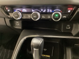 オートエアコンがついてます。左右独立で温度設定のできるデュアルオートエアコンです。パネル内のシートヒータースイッチは前席の左右別々に3段階で温度設定ができます。