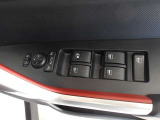 パワーウィンドウスイッチで運転席から全席の窓の開閉ができます。