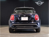 後ろからみても直ぐにMINIだとわかる丸みを帯びたデザインでございます。