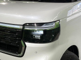 【LEDヘッドライト】悪天候や夜間走行時も良好な視界を確保し安心して運転できる高輝度LEDヘッドライトを装備!点灯速度が早く、消費電力も抑えられています。