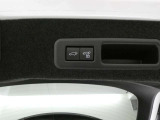 【パワーバックドア】パワーバックドア装着車です。ボタンを押すだけ、力要らずでドアの開閉が可能になります。